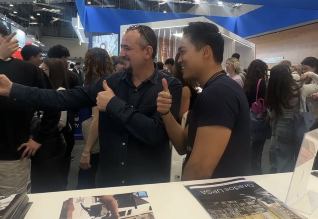 Iván sacándose una foto con un fan